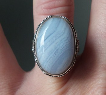 Zilveren ring ovale blauw Lace Agaat in bewerkte setting 17.3 mm